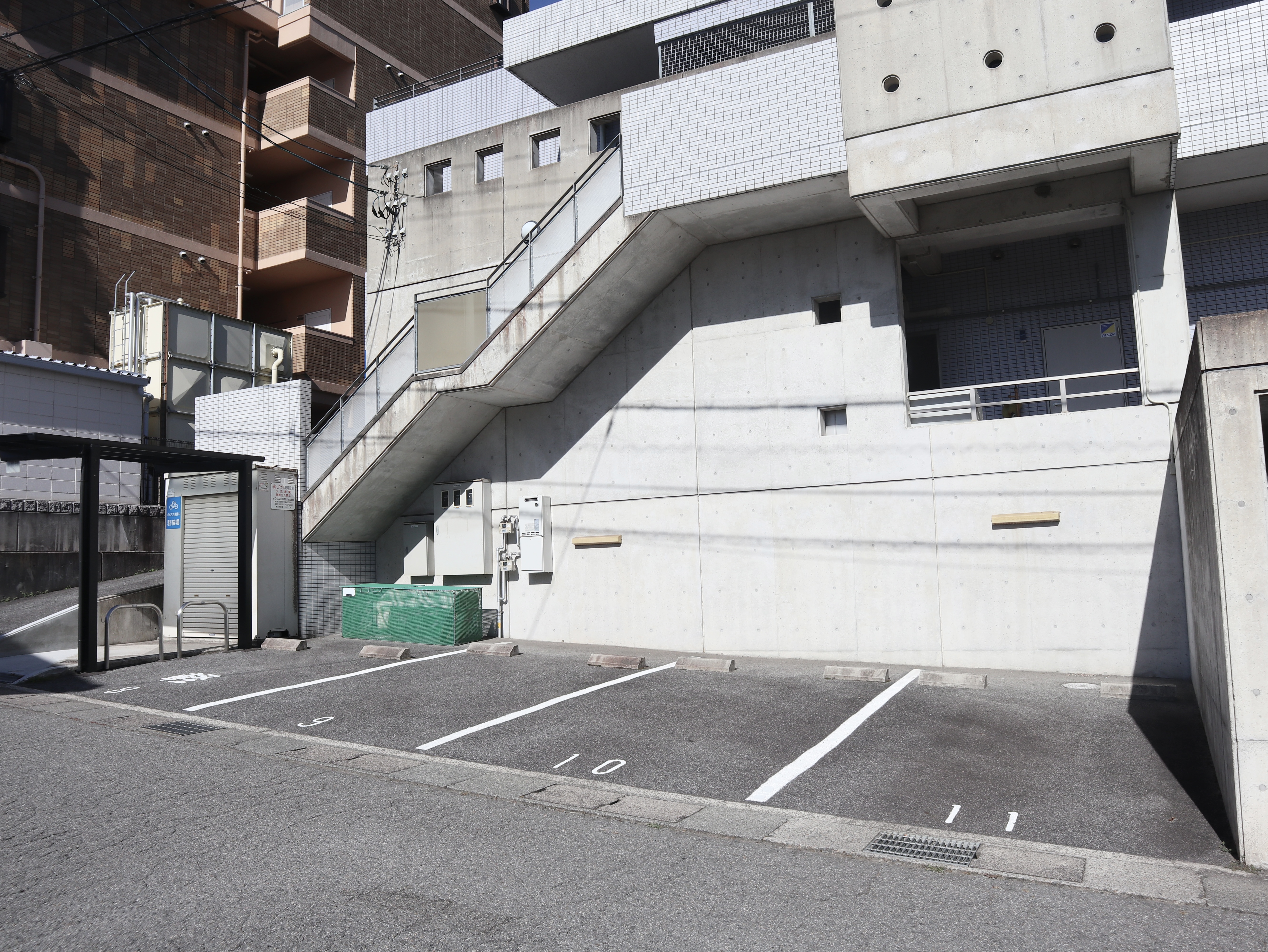 駐車場（裏）